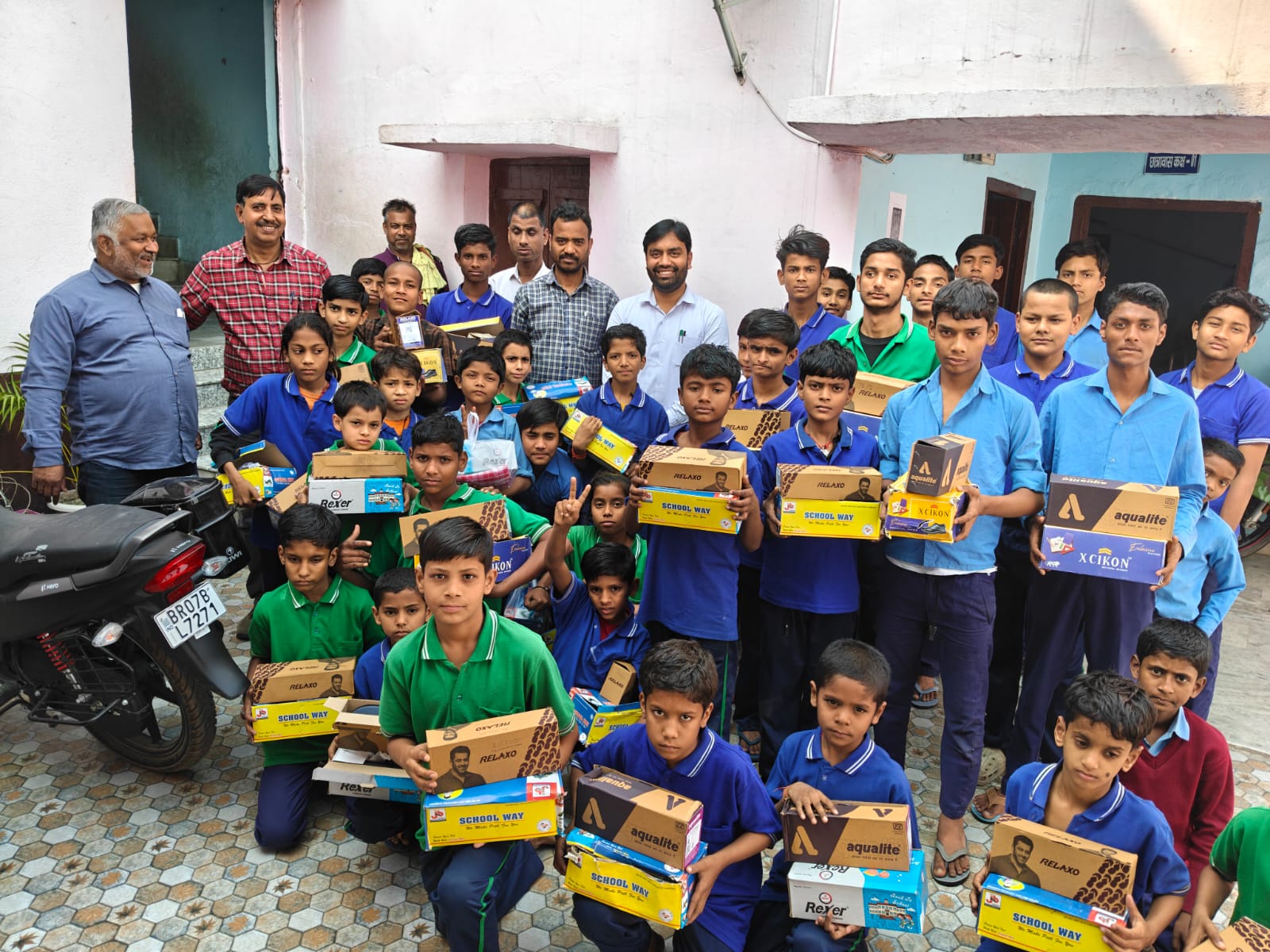 कामेश्वरी प्रिया राजकीय मूक-बधिर विद्यालय, दरभंगा के छात्रों के बीच जूते-चप्पल का किया गया वितरण