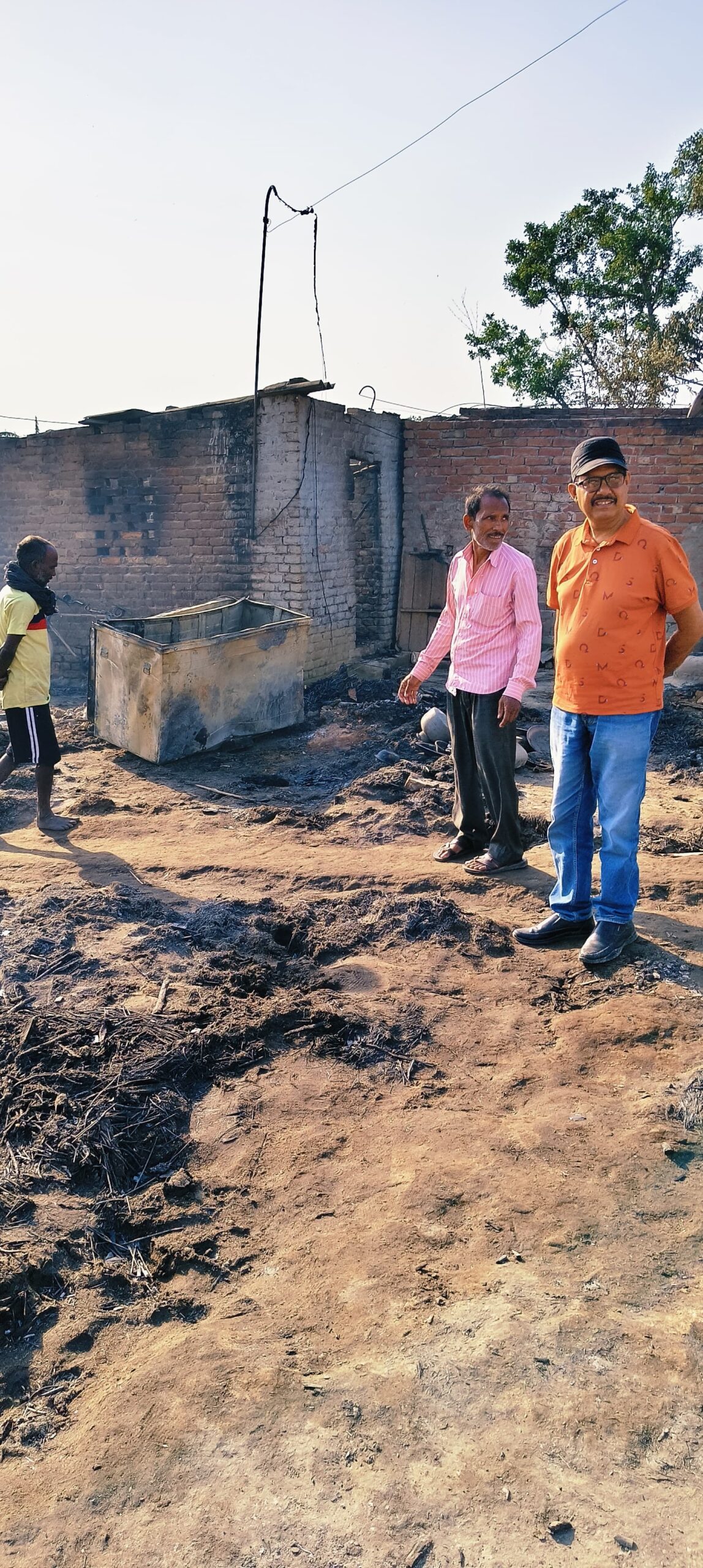 लौकरिया गांव के आगलगी पीड़ितों को सरकार अनाज, त्रिपाल, बर्तन और 50 हजार रुपए नकद उपलब्ध कराए: सुनील कुमार राव