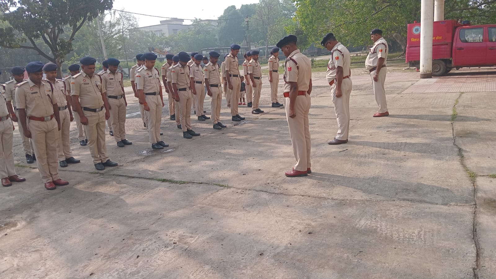 अग्निशमन सेवा सप्ताह के अवसर पर अग्निशमालय बेतिया में शहीदों को श्रद्धांजलि देते हुए दो मिनट का मौन रखा गया