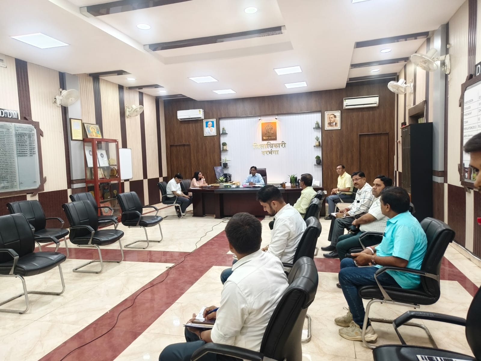 आधारभूत संरचनाओं एवं परिसम्पत्तियों के सुदृढ़ीकरण को लेकर डीएम ने की समीक्षा बैठक