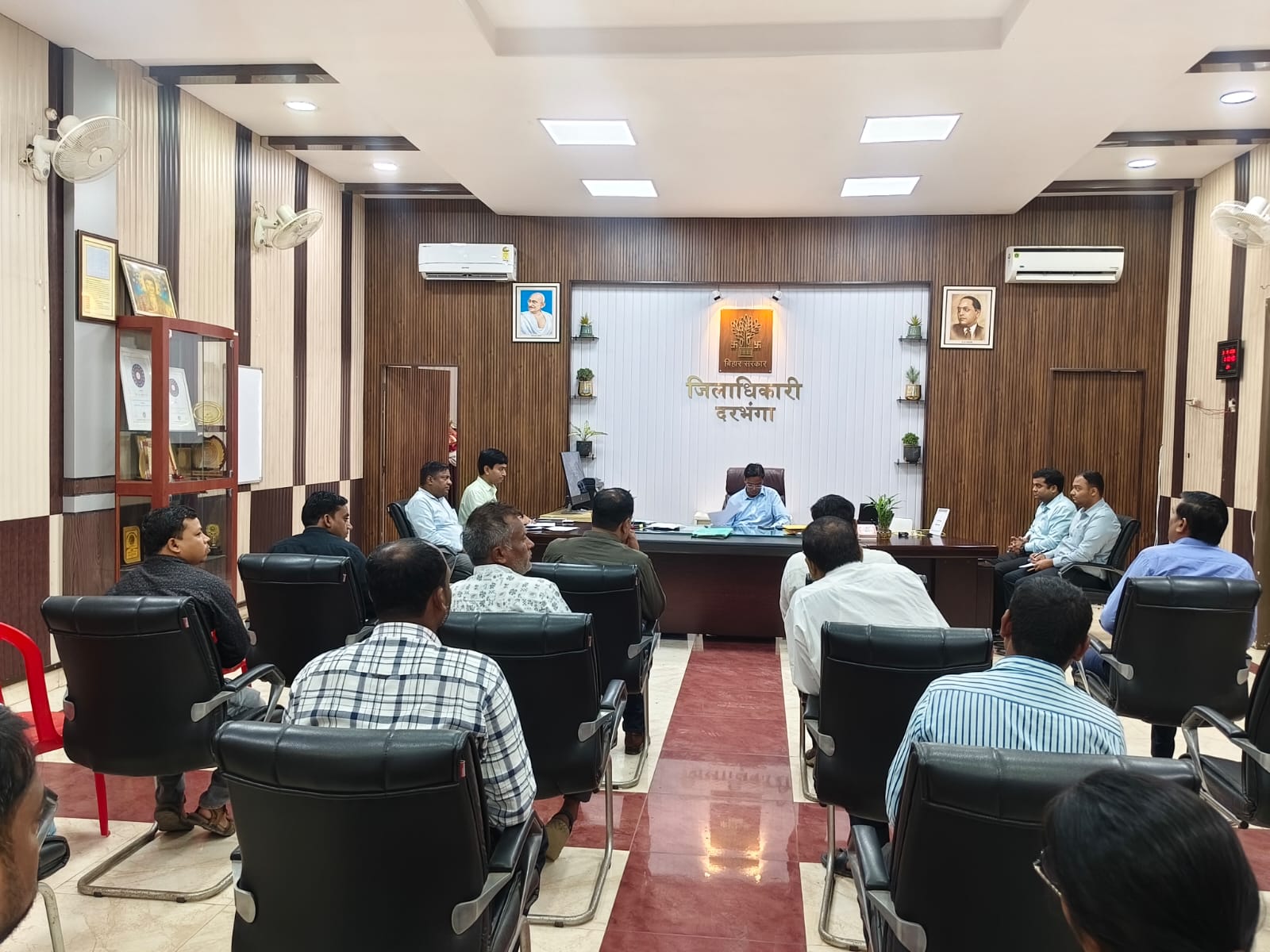 डीएम की अध्यक्षता में भू अर्जन परियोजनाओं को लेकर हुई बैठक