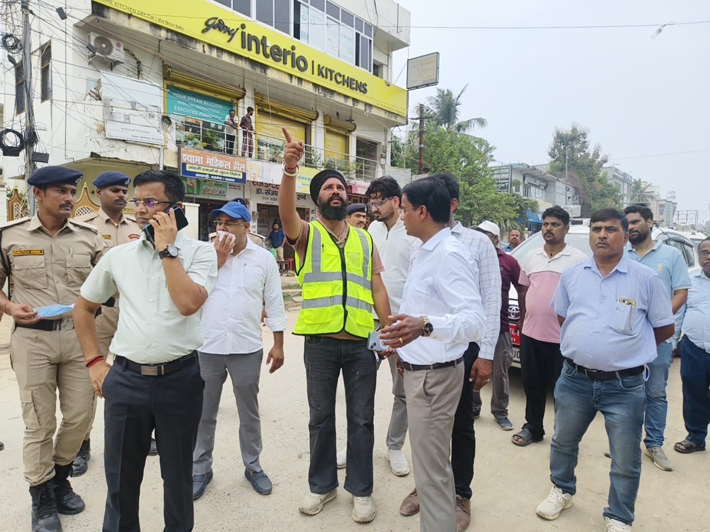 एलिवेटेड कॉरिडोर निर्माण कार्य का डीएम ने किया निरीक्षण