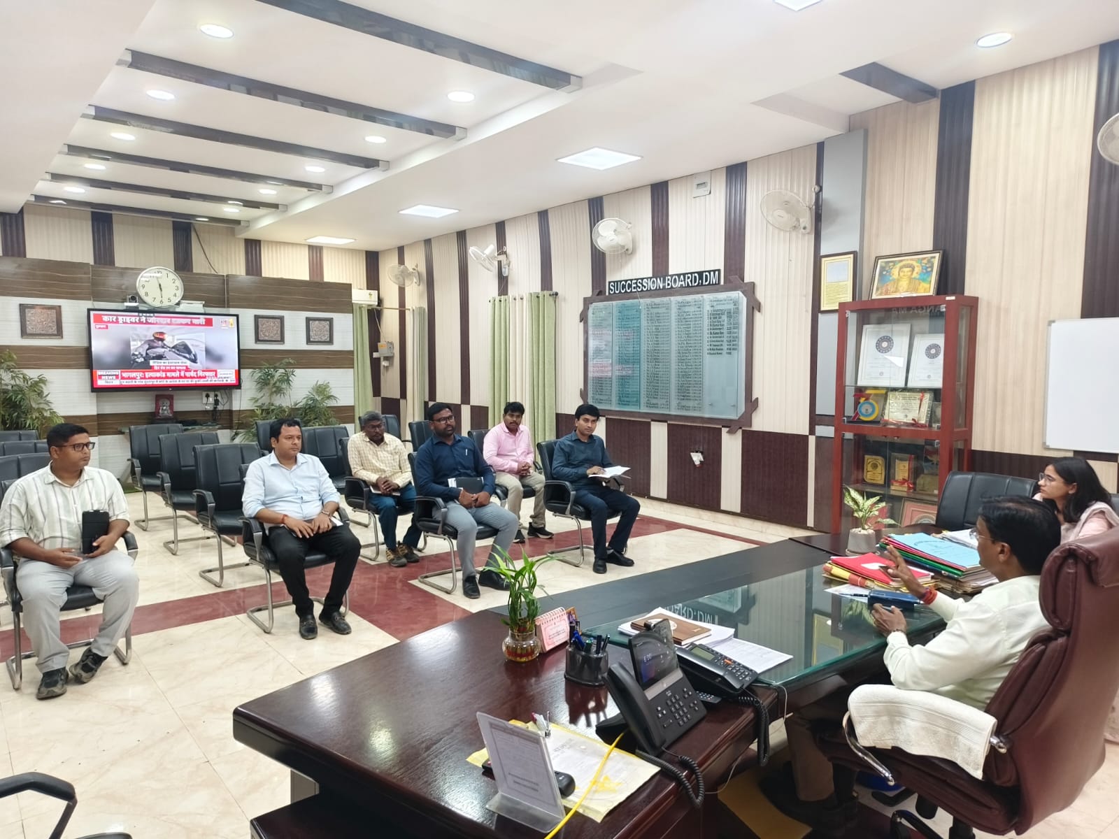 आरओबी निर्माण कार्यों में तेजी लाने को लेकर जिलाधिकारी ने की समीक्षा बैठक