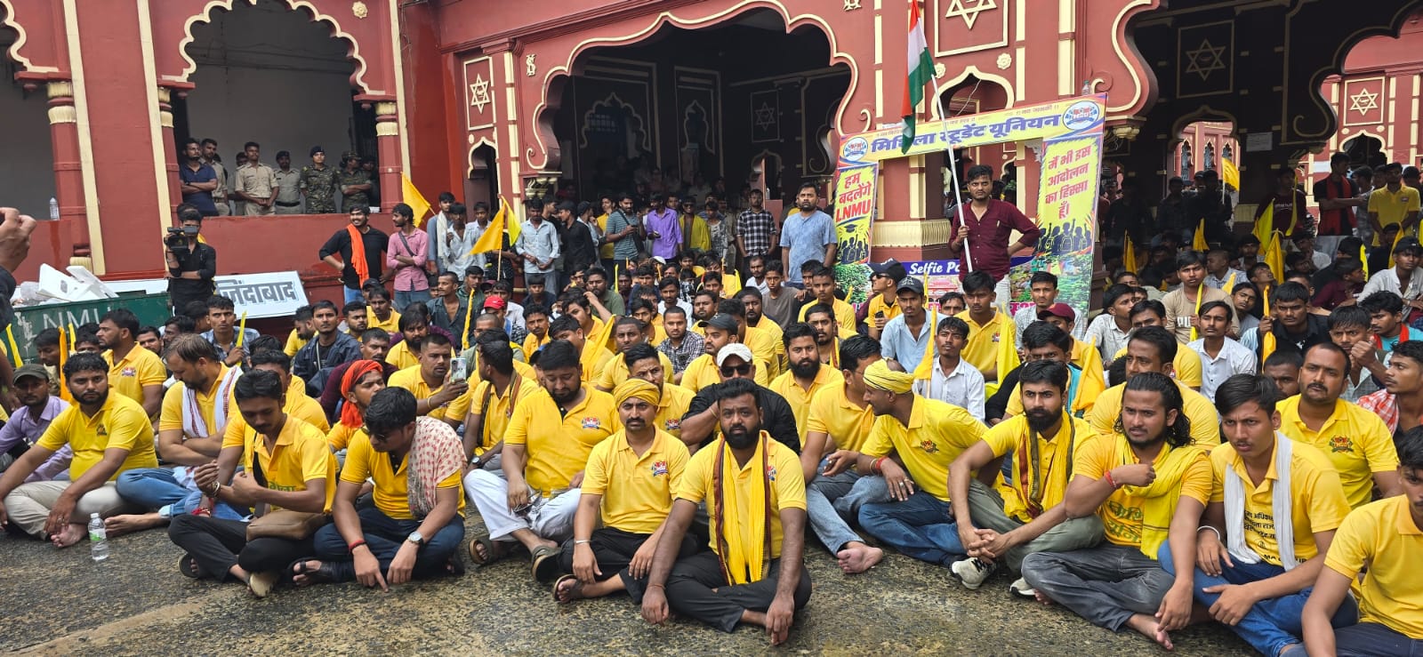 MSU का आक्रोशपूर्ण प्रदर्शन से छात्र संघ चुनाव 25 से 28 नवम्बर के बीच कराने पर बनी सहमति और इंटर्नशिप होगी पूर्णतः निःशुल्क ।
