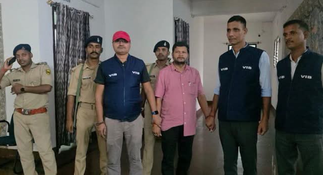 रिश्वत लेते डीटीओ कार्यालय के डाटा एंट्री ऑपरेटर को निगरानी टीम ने किया गिरफ्तार