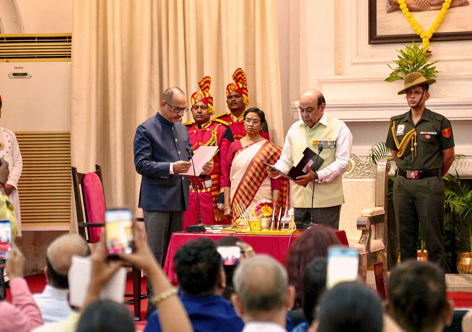 पूर्व डीजीपी विनय कुमार बने राज्य मुख्य सूचना आयुक्त, लोक भवन में हुआ भव्य शपथ ग्रहण
