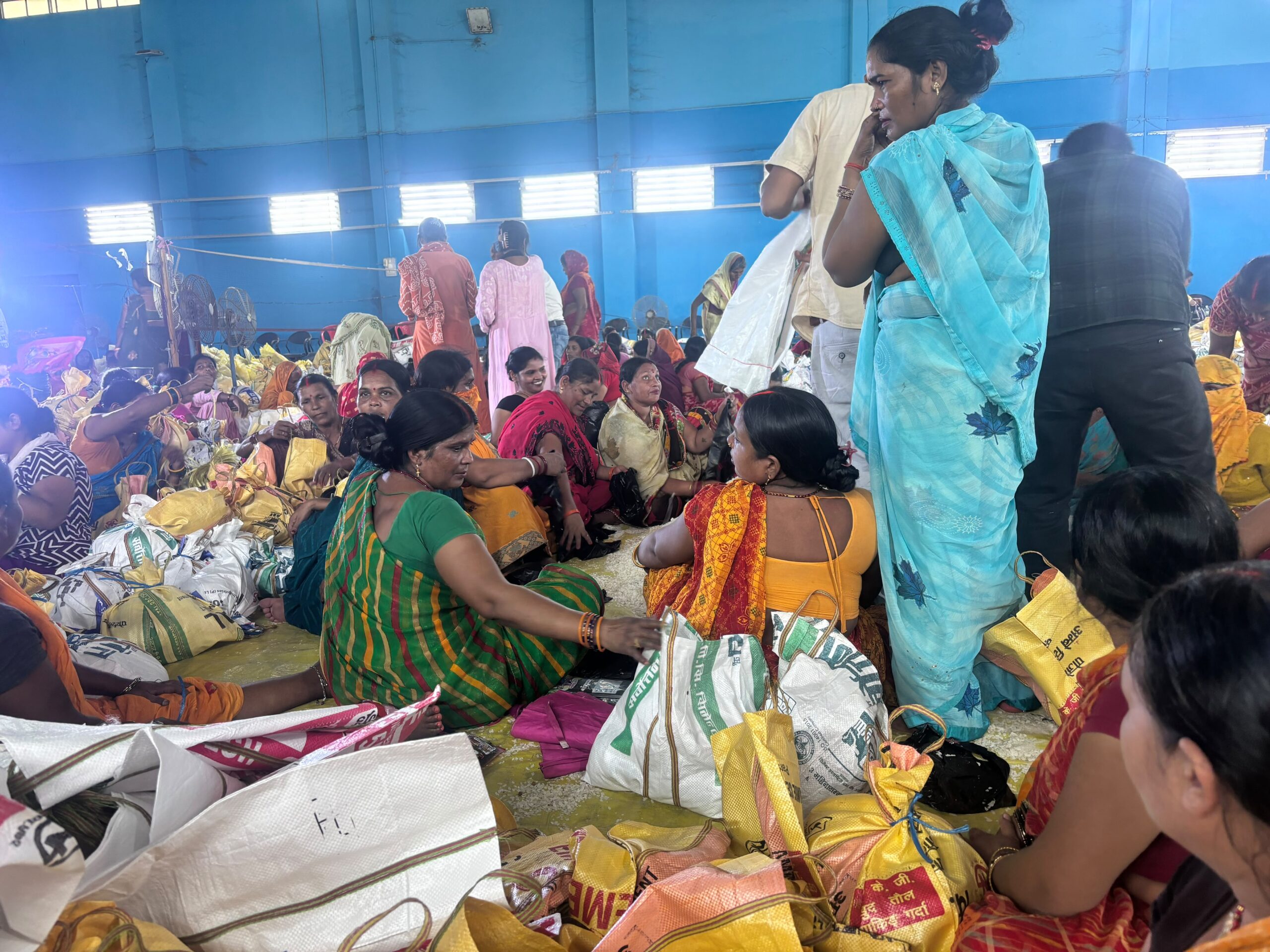 जिले के बाढ़ पीड़ितों की मदद में जुटीं जीविका दीदियां, 5000 राहत पैकेट किए तैयार।