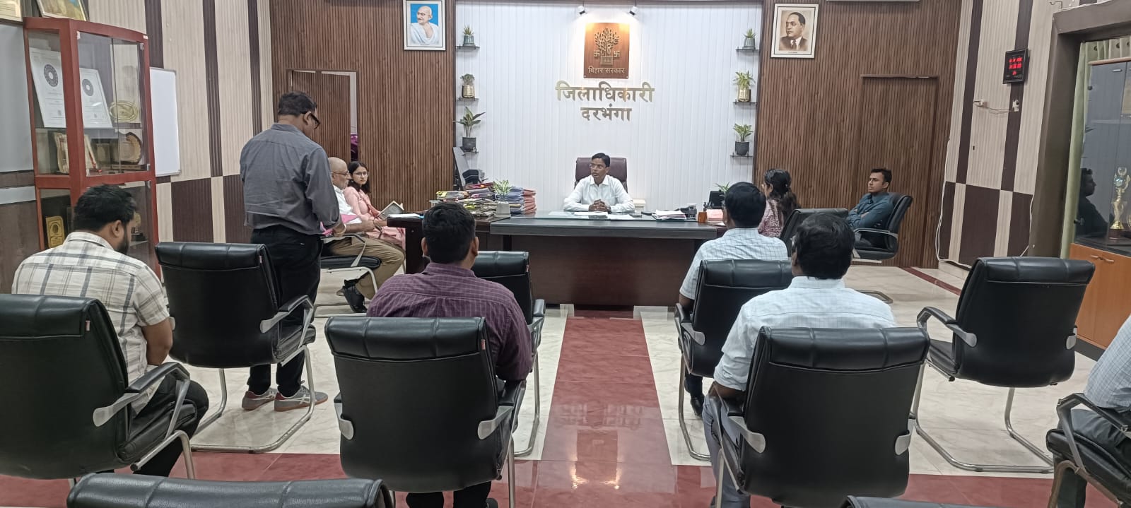जिलाधिकारी कौशल कुमार की अध्यक्षता में संबंधित पदाधिकारियों के साथ समीक्षा बैठक आयोजित, आवेदनों के त्वरित निष्पादन पर दिया गया जोर