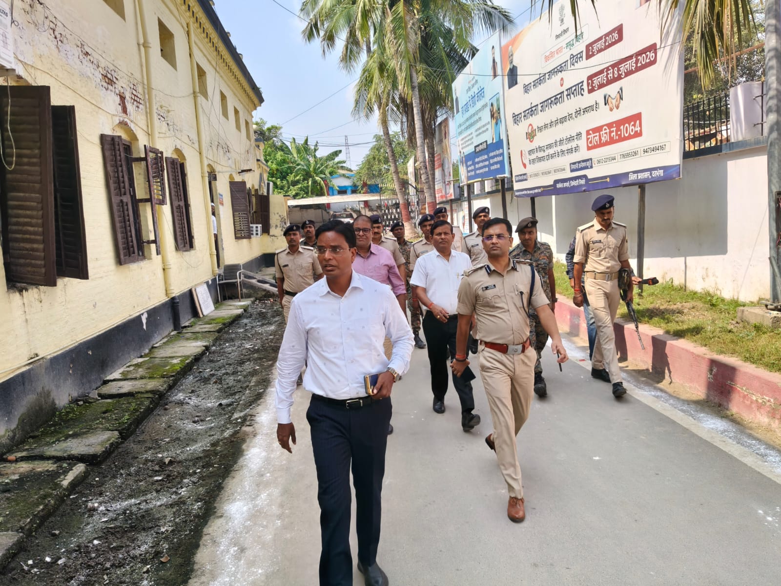 जिला निर्वाचन पदाधिकारी ने विभिन्न मतदान केंद्रों का किया निरीक्षण