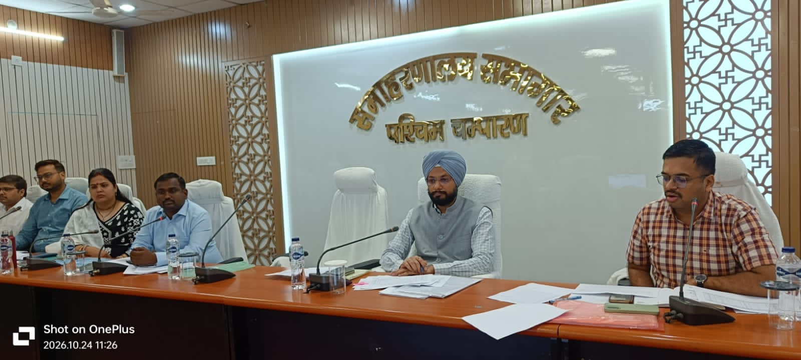 विद्यालयों में बुनियादी सुविधाओं के कार्यों में लाएं तेजी, समय-सीमा में करें पूर्णता सुनिश्चित : जिला पदाधिकारी