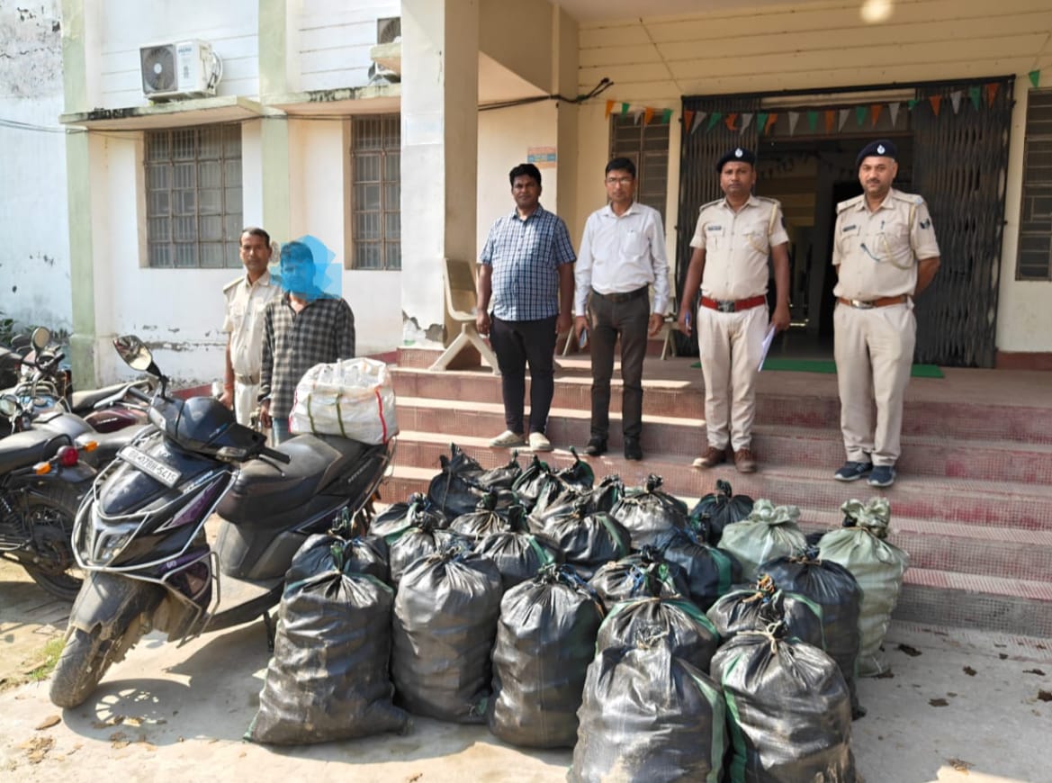 मद्यनिषेध विभाग की बड़ी कार्रवाई, स्कूटी सवार गिरफ्तार