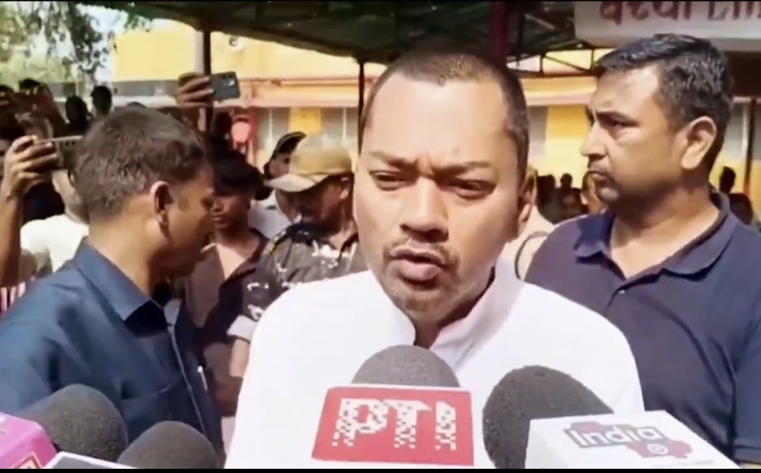 NMCH, पटना में इलाजरत राघोपुर-दियारा नाव दुर्घटना के घायलों एवं उनके परिजनों से माननीय स्वास्थ्य मंत्री श्री निशांत जी ने मुलाकात कर उनके स्वास्थ्य की जानकारी ली।